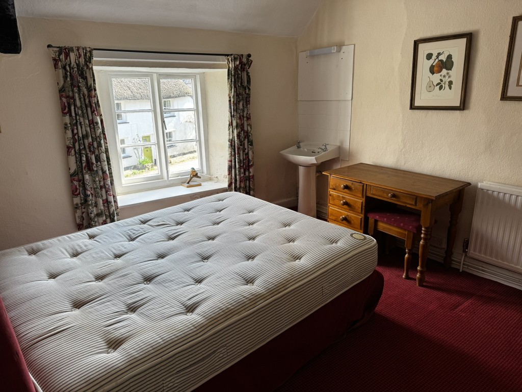 Lot: 135 - HISTORIC PUBLIC HOUSE FOR IMPROVEMENT WITHIN DARTMOOR NATIONAL PARK - Letting room two